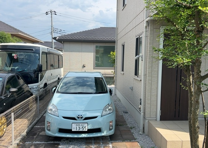 駐車場と明記されていても、最小スペースでつくられた駐車場だと大型車は駐車できなかったり、出入りしにくくなったりする可能性があります。お車のサイズと購入したい物件の駐車場のサイズを現地で確認しましょう。