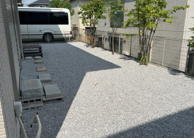 庭があることでガーデニングや家庭菜園はもちろん、こどもの遊び場やペットを放して遊ぶことができます。また、家の周囲に余裕があるということです。隣地との間があれば、十分な日当たりと、風通しが確保できます。