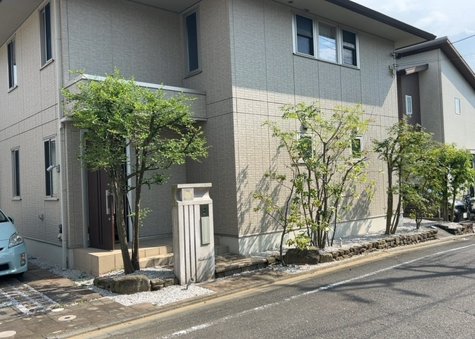 住宅用の土地では前面道路に2m以上接していなければならないと法律で定められています。しかし、お持ちの車のサイズやライフスタイルなどにより、2mでは利便が悪い場合もございますので、事前に確認しましょう。