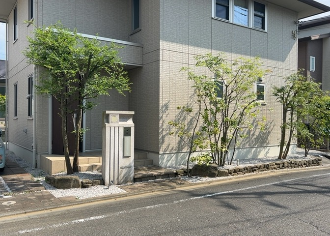 お持ちの車種によっては前面道路が広い方が便利でしょう。しかし、前面道路が広ければその分交通量が多くなるため、騒音などが気になる場合があります。実際に現地を見学し、周辺交通量や騒音などを確認しましょう！