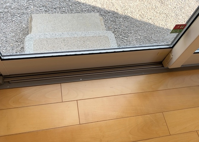 サッシは、ガラス窓に使用される金属製の窓枠です。一般的に住宅建築では、金属製建具工事の段階でガラス類・玄関などと同時に設置されます。種類や構造により断熱性能や遮音性能が異なるので現地でご確認ください。