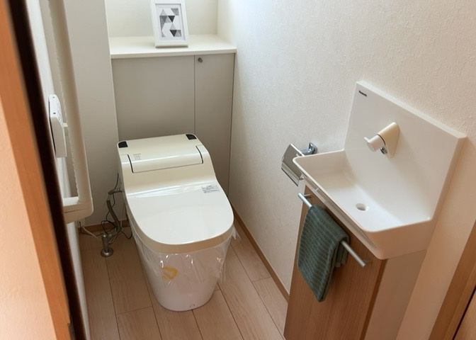 トイレは大きさや形、機能、抗菌性などが異なる多種多彩なタイプが各メーカーから出ています。それぞれに良さがあるため、事前にどういったタイプのトイレがいいのかをご家庭内で決めて、内見に行くといいでしょう。