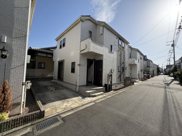 第1種低層住居専用地域ならではの、落ち着いた街並みと開放感。周辺に高い建物が少なく、陽当たり・通風も良好です。