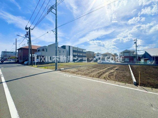 前面道路は閑静な住宅地をはしる車通りの少ない道路。お車の出し入れが苦手なママや小さなお子様にも安心　