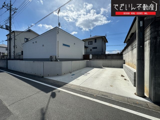 中庭のあるデザ―ナーズ住宅です。　現地(2024年3月撮影)