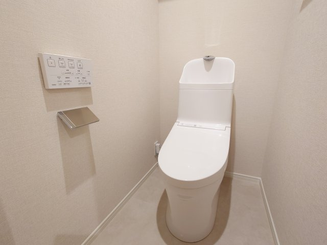 【新品】トイレ交換（温水便座・収納棚付き）、とても綺麗で清潔感があります♪