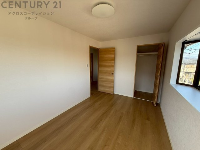 寝室…リラックスできるプライベート空間で、快適な睡眠をサポート。個人の好みに合わせたインテリアや寝具で心地良さを追求。プライベートな時間を過ごし、リフレッシュする場所におすすめです。