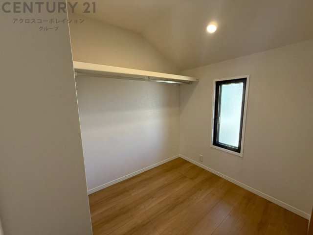 ウォークインクローゼットは、歩いて入れるタイプの収納スペースで、衣類や小物を整理しやすいのが特徴です。一般的なクローゼットよりも広く、収納力が高いため、家の中をすっきり保つのに役立ちます。