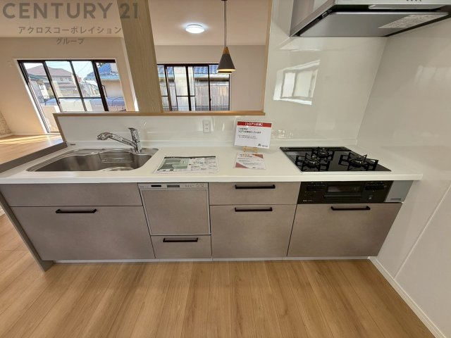 シンプルなデザインと使いやすさを兼ね備えた対面式システムキッチンは、効率的な作業スペースを提供し、家族やゲストとのコミュニケーションを促進します。