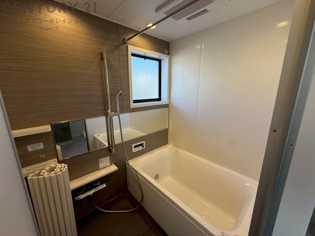 気密性と断熱性に優れ、外気の影響を受けにくく、浴室内の温度を一定に保ちやすいです。特に冬場は、暖房効率が高まり、快適なバスタイムを過ごせます。