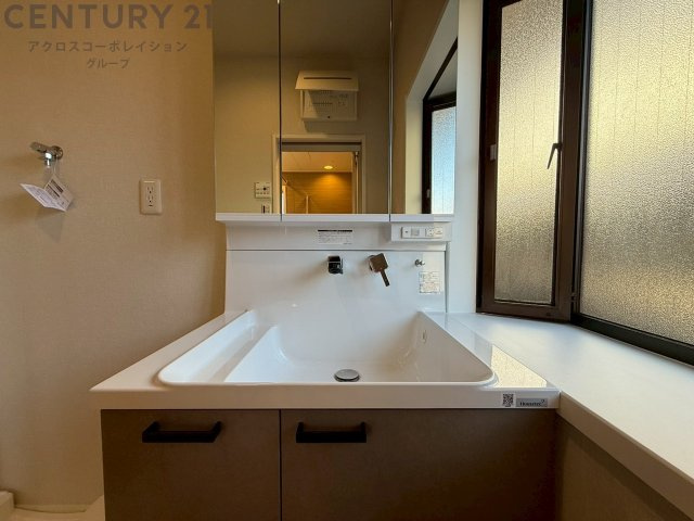 化粧品や洗顔料、歯ブラシなどの必需品をまとめて置ける収納スペースがあり、使用するたびに取り出す手間が省けます。また、水回りのため、濡れても大丈夫な素材が使用されており、お手入れが簡単です。