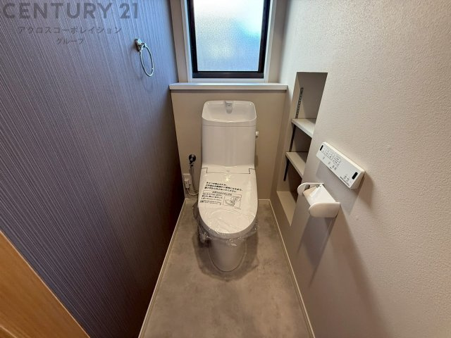 温水洗浄便座付トイレは温水洗浄機能により、暖かい水でおしりを洗浄することができ、冷たい水を使う従来の便座に比べ、温水洗浄機能で暖かいトイレを提供し、快適な使用を可能にします。