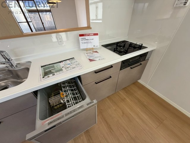 食器洗浄乾燥機は手洗いに比べて時間や労力を節約できます。また、高温のお湯で洗浄されるため、雑菌や細菌を殺菌する効果もあります。さらに、乾燥機能があるため、手で拭く手間も省け衛生的に保管できます。