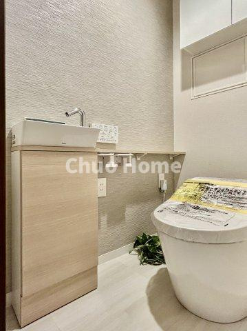 【ウォシュレット】清潔に使いたいお手洗いには最適な設備です。もちろんウォームレットも標準装備です。