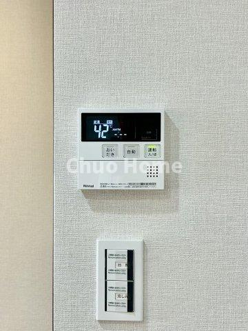 【給湯リモコン】外での一日を忘れさせてくれるオートバス機能でお好みの湯量・温度に調整された浴槽。