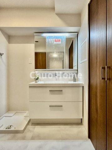 【洗面化粧台】洗面化粧台には三面鏡を採用。身だしなみを整えやすい事はもちろんですが、鏡の後ろに収納スペースを設ける事により、散らかりやすい洗面スペースをすっきりさせる事が出来るのも嬉しいですね