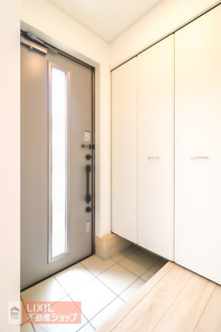 【玄関】現地完成写真。ゆったりと明るい玄関がご家族や来客をお出迎え。