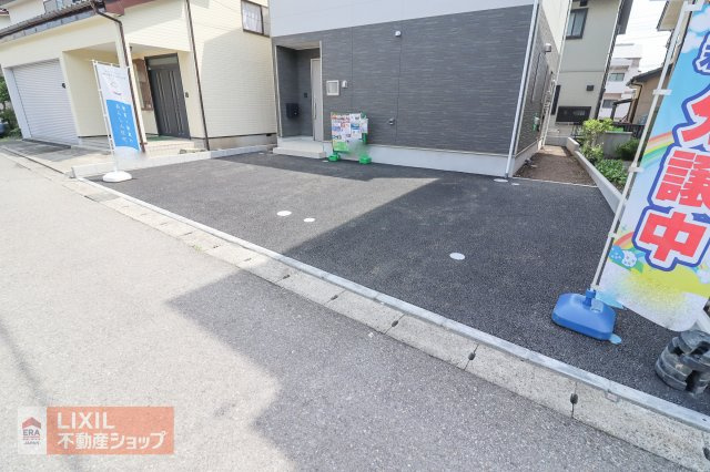 【駐車スペース】現地完成写真。ゆったりとした駐車スペースです。