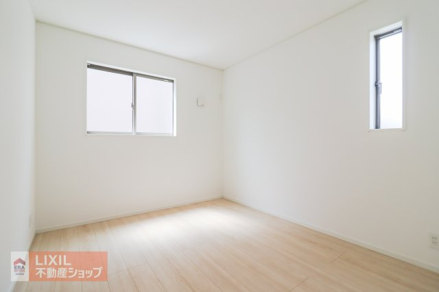 【寝室】現地完成写真。明るい採光の入る主寝室です。