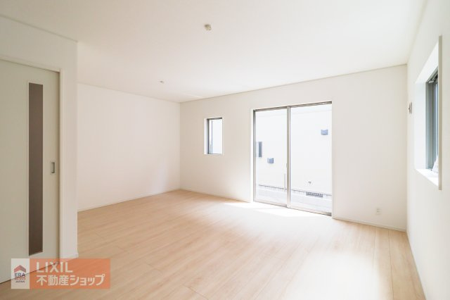 【リビング】現地完成写真。明るい日差しの入るリビングは家族団らんの場所♪