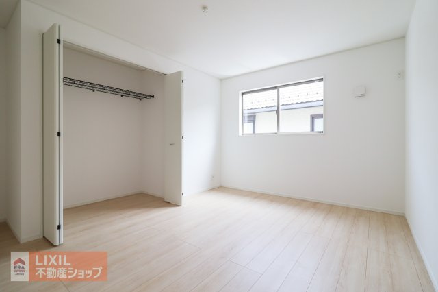 【洋室】現地完成写真。陽当たりや通風が心地よい洋室♪