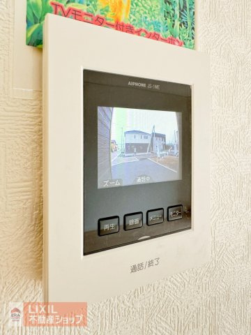 【TVモニター付インターホン】来客の顔が分かるTVモニター付ドアホン。不在時には、カラー録画もしてくれるのでセキュリティも安心です！しっかりと声も聞こえますので2重で安心ですね。