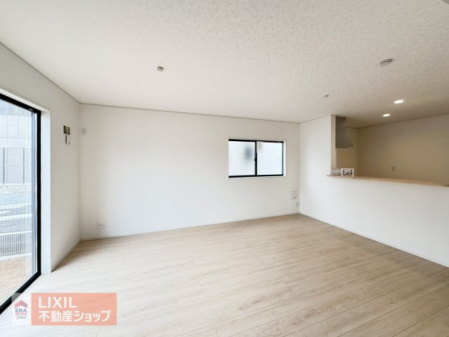 【リビングダイニング】家族団らんの空間は大きい窓で明るく風通しの良い快適な空間となっています。