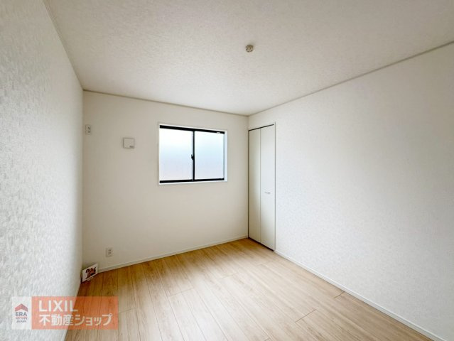 【子供部屋】2階6帖の洋室は子供部屋にいかがでしょうか。収納も付いており衣類や学用品もスッキリ片づけられます。