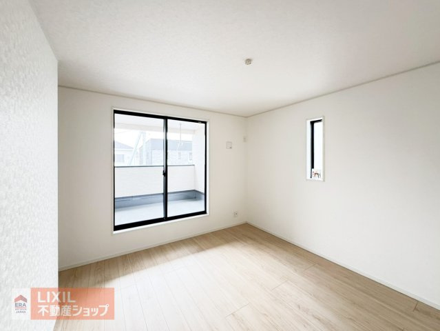【寝室】2階7.5帖の寝室。南向きで明るいお部屋となっており、ダブルベッドも置けるのでご夫婦の寝室にピッタリです。バルコニーにもそのまま出れるので布団干しも楽々です。