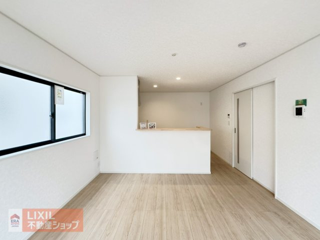 【ダイニング】現地完成写真。家族でくつろげるダイニングです。対面式キッチンでお食事の準備をしながらご家族との会話を楽しめます。