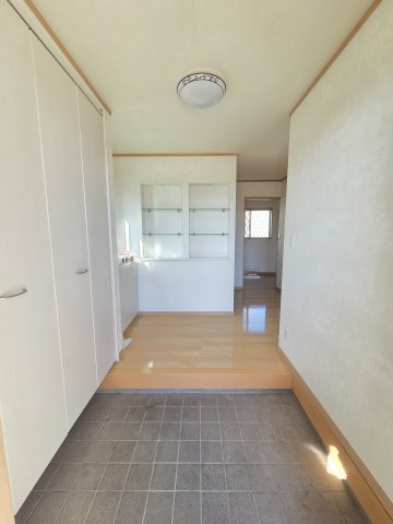 玄関入ったところの内観です。正面には小物が置けるスペースが！ご自身の趣味に合わせて何か飾られてはいかがでしょうか？