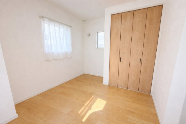 6.2帖洋室に備わるクローゼットは、衣類をしっかり収納できる使いやすい設計。ハンガーパイプ付きで、コートやスーツもきれいに掛けられます。上部スペースも活用でき、季節用品やバッグなどの整理にも便利です。