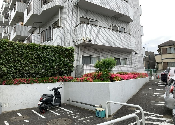 物件によっては、入居者が個人的に使用できる専用庭がついているものもあります。また、住宅の中にある土間の部分を庭と呼ぶこともあります。庭の用途は住む人によって変わり、それによってデザインもさまざまです。