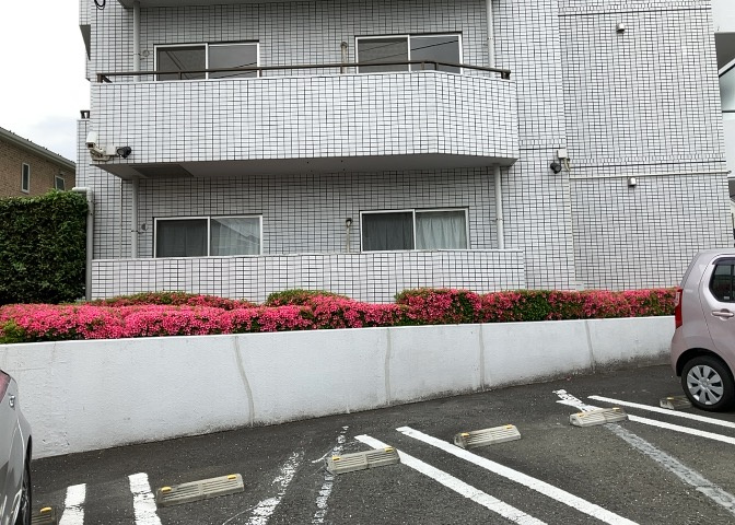 中庭（パティオ）とは、一つの建築物の内部に設けられた、壁などで囲われている庭のことを指します。コの字型、ロの字型が主流ですが、L字型の中庭もあります。最近では、インテリア性の高さからも人気があります。