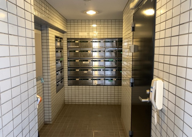 エントランス付近に設置されている集合ポストは、住んでいる部屋と離れているため、ポストをあさるなど誰かに何かされていても被害に気づきにくいです。入居する時には他人に特定されにくい番号で鍵をかけましょう！