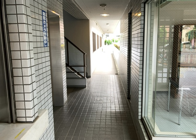 共用部分は、一棟の建物に住む区分所有者全員が共同で所有するとし、共用部分の管理、補修などは、区分所有者で形成される管理組合が行います。個人の判断で勝手に変更することはできませんので覚えておきましょう。