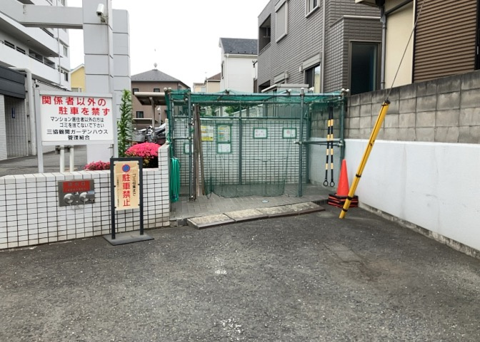 共有部分は、住民なら誰もが使える設備のこと。例えば駐車場やエレベーター、インターネット設備、セキュリティ設備などがあります。他にも、マンションの廊下・外部階段やエントランス・ゴミ置き場などがあります。