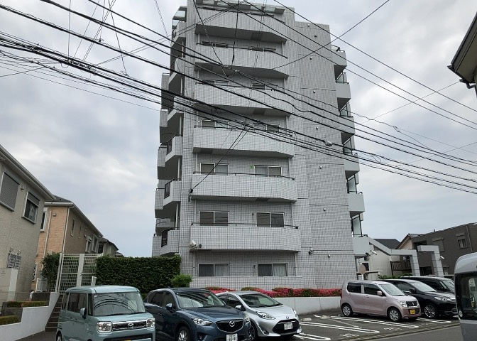 隣家の土地はどうなっているのか、生活利便施設が近くにあるのか、学校まで近いかなど、お客様のライフスタイルにあわせたイメージが重要です。また、近くにあると困る施設が近くにないかも確認するといいでしょう。