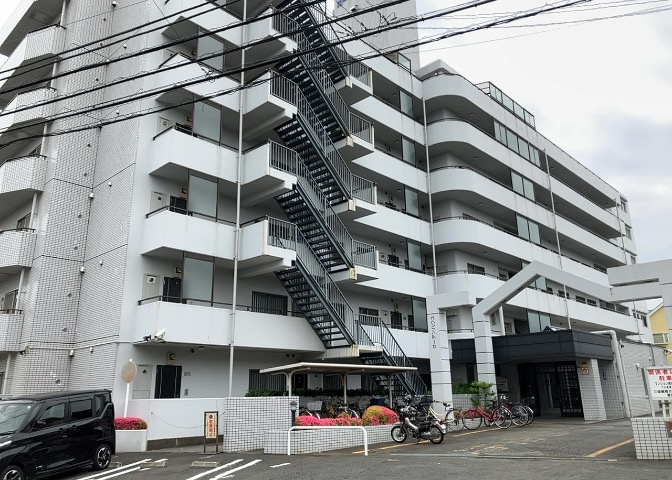 眺望の良さを楽しめるダイニングキッチンで家族団らんの時間を過ごしてはいかがでしょうか。バルコニーから見える景色を家族で眺める時間は、時間が経つのを忘れてしまいそうですね。是非、現地を見に行きましょう！