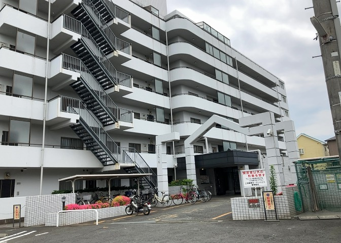 道幅が広い場所は日当たりや風通が良好です。幅が広いのですれ違いも可能ですし大きな車でも駐車可能！一方で、大型車が通ることも多くなるため交通量の増加により騒音に繋がります。また土地の値段が高くなります。