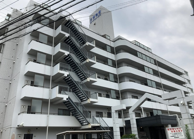 ＲＣ造、Reinforced　Concreteは直訳すると補強されたコンクリートです。主に柱や梁・床・壁が鉄筋とコンクリートで構成おり、鉄筋を組んだ型枠にコンクリートを流し込んで固めたものを指します。