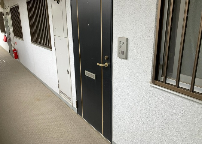 玄関は家の顔でもあり、家族以外の目にも止まる場所です。玄関は外との間を仕切る扉、靴などをしまっておく収納スペース、靴脱ぎのたたきスペース、来客とのやり取りをするドアホンなど複数のアイテムからなります。