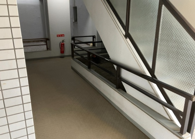 共用部分は、一棟の建物に住む区分所有者全員が共同で所有するとし、共用部分の管理、補修などは、区分所有者で形成される管理組合が行います。個人の判断で勝手に変更することはできませんので覚えておきましょう。