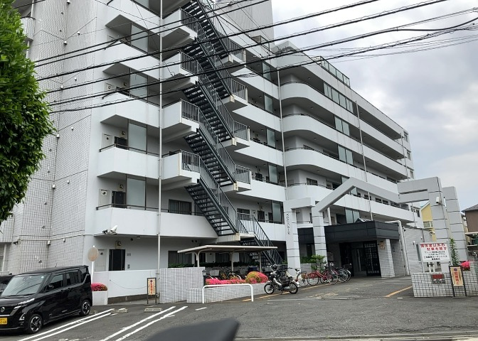 外観はマンション管理がされているかの目安になります。築年数が古いと、壁面は劣化してひび割れが生じることも！建物が古びていても細かいところが修繕されていると、きちんと管理されているなぁと感じるでしょう。
