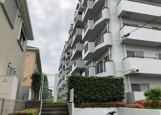 一般的なバルコニーは、奥行1.5ｍ程ですが、ワイルドバルコニーは2ｍまで広がっています。そのため洗濯物の間隔をあけ干すことができ、乾きやすいというメリットや、ガーデニングが楽しめる等の特徴があります。