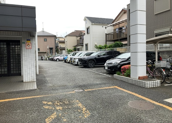 駐車場と明記されていても、最小スペースでつくられた駐車場だと大型車は駐車できなかったり、出入りしにくくなったりする可能性があります。お車のサイズと購入したい物件の駐車場のサイズを現地で確認しましょう。