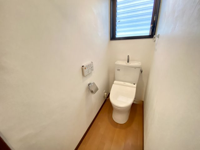 窓付きで明るく、換気もしやすい快適なトイレ空間です。ホワイトを基調に清潔感があり、手洗い一体型のタンクで使い勝手も良好。日常的に使う場所だからこそ、明るさと清潔感を重視した空間づくりが嬉しいポイント。