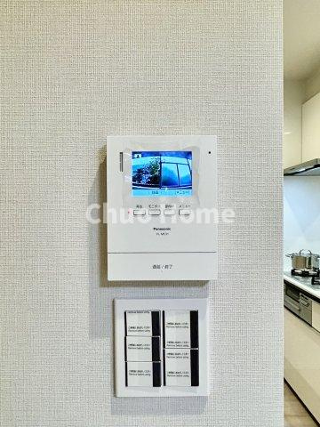【モニターホン】誰が来たかすぐにわかるカラーモニター付きインターホン。通話ボタンを押すまでは室内の音は漏れていませんので相手を確かめてから応対できます。
