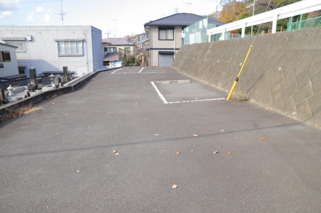 現地に行くなら、物件の周囲の地形がどうなっているかを見ることも大切です。周辺より低くなっている土地では、大雨などで水が集まりやすいため、地盤が弱くなっているということも考えられるため、注意が必要です。