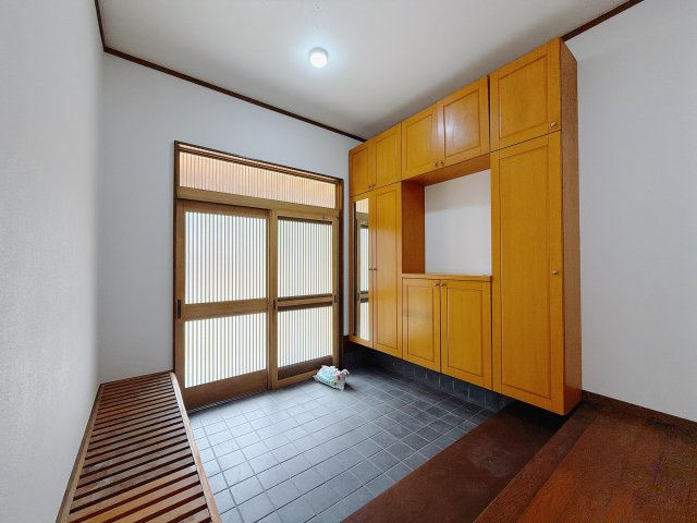 ■玄関｜毎日の「いってらっしゃい」や「お帰りなさい」を大切なご家族と過ごす玄関は〈使いやすさ〉を追求しております。玄関横の物入は急な来客時でもさっとお片付けできるスペースを確保しています。